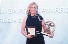  ?? ?? La Dra. Ana García Navarro posa con el premio