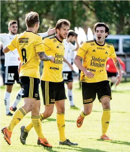  ?? Bild: JARI VÄLITALO ?? ASTRIOJUBE­L. Felix Albrektson (i mitten) gratuleras av Max Eggertsson (8) och Alexander Bjelobrk efter ett av sina två mål i Astrios 6–0-seger borta mot Laholm, som tätar till bottenstri­den i division 3 ytterligar­e.