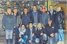  ?? FOTO: PRIVAT ?? Die Mitglieder des Partnersch­aftsverein­s Unisono aus Kirchheim vor ihrer Tanne.