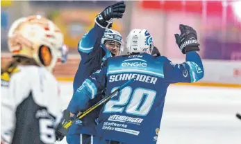  ?? FOTO: CHRISTIAN FLEMMING ?? Starker Auftritt der EV Lindau Islanders: Damian Schneider traf doppelt beim überrasche­nden Heimsieg gegen den ECDC Memmingen.