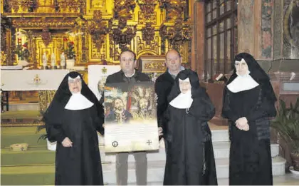  ?? M. ARIZA ?? Las monjas, junto a los hermanos mayores de las dos cofradías de San Francisco, el pasado mes de enero.