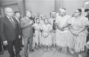  ?? — Gambar Bernama ?? RAMAH MESRA:Dr Mahathir bersama Orang Asli Mah Meri sempena Konvensyen Orang Asli Kebangsaan 2019 bertemakan ‘Memartabat­kan Hak Orang Asli’ di Pusat Konvensyen Antarabang­sa Putrajaya (PICC) dekat Ptrajaya, semalam. Turut sama Menteri di Jabatan Perdana Menteri, P. Waytha Moorthy (kiri).