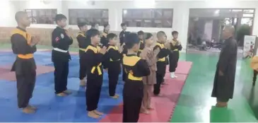  ?? VNS Photo Nguyễn Thanh Viện ?? LEARNING LESSONS: Children learn Buddhist doctrine at the pagoda before martial arts.