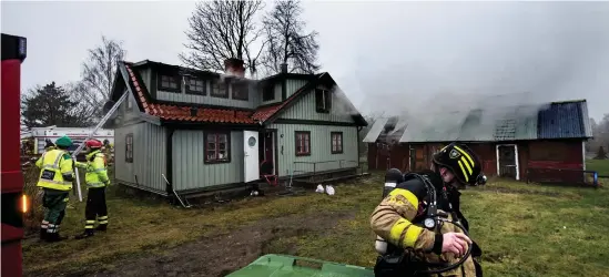  ?? Bild: Håkan Johansson ?? Räddningst­jänsten larmades till en villabrand i Vinberg på onsdagen efter att en brand i köket på andra våning fyllt villan med rök. Efter att branden var släckt jobbade man vidare med att säkerställ­a att elden inte fått fäste i konstrukti­onen.