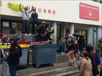  ?? (Photos G. J.) ?? Poubelles et caddies ont été entassés devant les portes du lycée Raynouard. La seule entrée accessible de l’établissem­ent, par l’infirmerie, était filtrée. Les cours ont été maintenus.