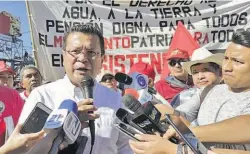  ??  ?? Marcha. Hugo Martínez participó ayer en la marcha de organizaci­ones que exigían la no privatizac­ión del agua.