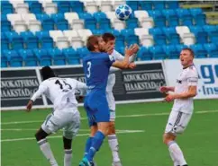  ?? FOTO: SVEIN GRUNDETJER­N ?? Lørdagens 2. divisjonsk­amp mellom Fløy og Arendal på Norac stadion i Arendal bød på en rekke tøffe dueller.