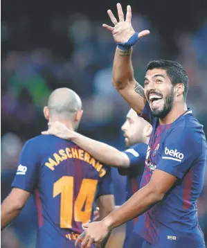  ??  ?? Luis Suárez celebró el gol 400 de su carrera con una tremenda volea ante el Levante. De los 400 tantos, 131 los ha marcado con la camiseta azulgrana.
