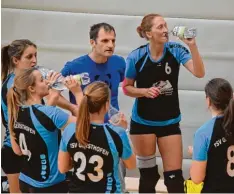  ?? Foto: Oliver Reiser ?? Während des Marathon Wochenende­s im Allgäu mussten die Volleyball­erinnen des TSV Gersthofen um Trainer Martin Heißler immer wieder die Akkus auffüllen.