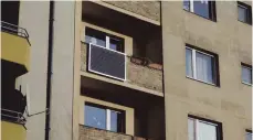  ?? FOTO: DPA ?? Die kleine Solaranlag­e auf dem Balkon ist inzwischen auch in Deutschlan­d erlaubt.