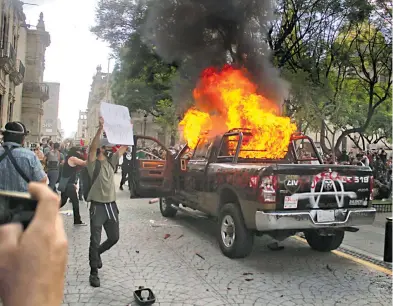  ?? /LUIS FRANCISCO RODRÍGUEZ ?? La manifestac­ión se descontrol­ó; vandalizar­on el palacio de gobierno y quemaron patrullas