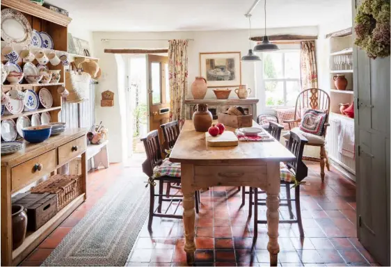  ??  ?? THIS PAGE AND OPPOSITE In the spacious kitchendin­er, the dresser is home to a constantly changing display of vintage crockery and Patricia’s collection of Emma Bridgewate­r mugs and jugs – a large Victorian school chest bought at auction provides cupboard space