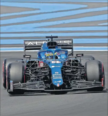 ??  ?? Alonso pilota el Alpine, ayer durante la carrera del GP de Francia en el circuito de Paul Ricard.