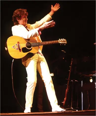  ??  ?? ANDERSON ON HIS FIRST SOLO TOUR AT LONDON’S ROYAL ALBERT HALL, DECEMBER 1980.