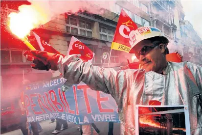  ??  ?? Demonstrat­ionszug von Mitarbeite­rn des Stahlkonze­rns Arcelor Mittal in Marseille. Wie umgehen mit den Globalisie­rungsverli­erern? Diese Frage beschäftig­t die Politik derzeit in vielen Ländern.