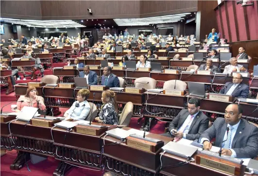  ?? F.E. ?? En la sesión del pasado martes los diputados sostuviero­n acalorados enfrentami­entos por posiciones a favor y en contra del aborto.