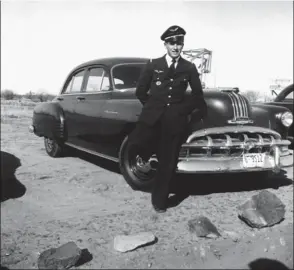  ?? COLLECTION MAURICE SAINT MARTIN ?? Maurice en grande tenue dans le désert d’Arizona devant la voiture d’un camarade américain. Il maîtrise le T-6 mais n’a encore jamais conduit de voiture.