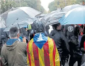  ?? AP ?? Mojados. Un catalán con bandera y sueño de ruptura, bajo la lluvia.