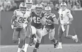  ?? USA TODAY NETWORK-WISCONSIN ?? Detroit Lions running back Theo Riddick (25) breaks away for a long run against Green Bay Packers outside linebacker Vince Biegel.