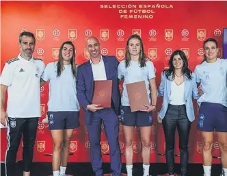  ?? RFEF ?? Vilda, las capitanas de la selección y Rubiales, en la firma del acuerdo.