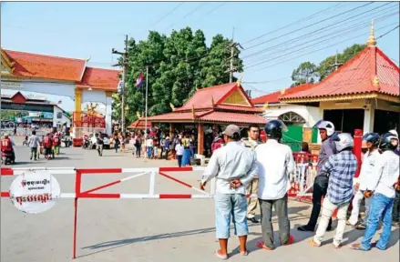  ?? HENG CHIVOAN ?? Cambodian workers cross the border into Thailand at the Daung Internatio­nal Checkpoint in Battambang province in 2016.