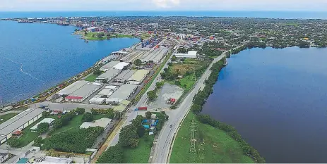  ??  ?? DESARROLLO. El puerto, comercio y el turismo sostienen la economía del municipio. Buscan explotar belleza de la Laguna.