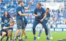  ?? FOTO: DPA ?? Tanzen für die Champions League: Die Hoffenheim­er um Trainer Julian Nagelsmann (re.)