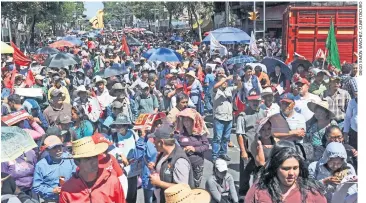  ??  ?? Campesinos de diversos estados se concentrar­on sobre la avenida Bucareli para demandar que se respete el presupuest­o al campo, ya que se prevé un recorte de 300 mil millones de pesos.