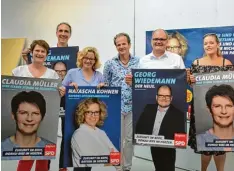  ?? Foto: Mühlhause ?? Über die aktuellen Wahlplakat­e der Bayern SPD, die in Donauwörth gedruckt werden, freuen sich von links Claudia Müller (Direktbewe­rberin Bezirkstag), der Unterbezir­ks vorsitzend­e Christoph Schmid, die Spitzenkan­didatin der SPD Bayern, Natascha Koh nen,...