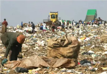  ?? | African News Agency (ANA) ?? SCAVENGERS at a landfill near Eldorado Park, south of Johannesbu­rg, look for items they can take to recycling companies in order to earn money. Oxfam says in 2019, 2 153 of the world’s billionair­es had more wealth than 4.6 billion people combined.