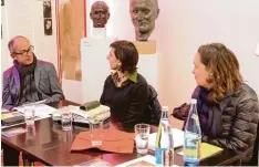  ?? Foto: Michael Hochgemuth ?? Michael Schreiner, Sudabeh Mohafez (Mitte) und Monika Rinck (rechts) bei der Lyrik lesung im Augsburger Brechthaus.