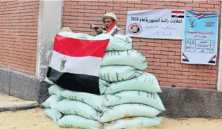  ?? /Reuters ?? On high alert: An Egyptian army soldier stands guard outside a polling station during the last day of the presidenti­al election in Cairo on Wednesday.