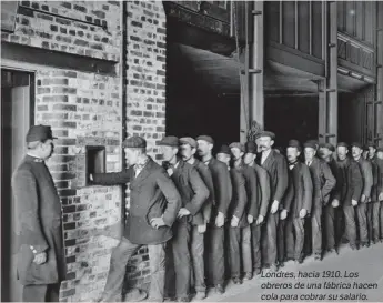  ??  ?? Berlineses se asoman por un hueco del muro entre el Reichstag y la Puerta de Brandenbur­go. Londres, hacia 1910. Los obreros de una fábrica hacen cola para cobrar su salario.