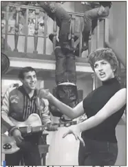  ??  ?? Mina et Adriano Celentano dans un clip illustrant l’évolution des airs italiens.