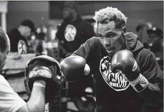  ?? Brett Coomer / Staff photograph­er ?? World Boxing Council middleweig­ht champ Jermall Charlo works out with trainer Ronnie Shields in preparatio­n for his upcoming fight against Brandon Adams on Saturday at NRG Arena.