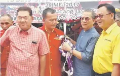  ??  ?? Fadillah (second right) cutting the ribbon to launch the Matang Jaya Ramadan Bazaar while Lo (right) and Zaiedi (second left) look on.