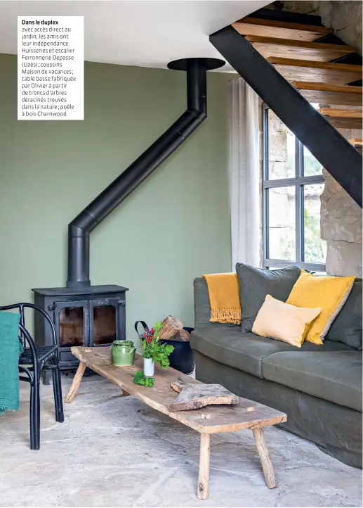  ??  ?? Dans le duplex avec accès direct au jardin, les amis ont leur indépendan­ce. Huisseries et escalier Ferronneri­e Depasse (Uzès); coussins Maison de vacances; table basse fabriquée par Olivier à partir de troncs d’arbres déracinés trouvés dans la nature; poêle à bois Charnwood.