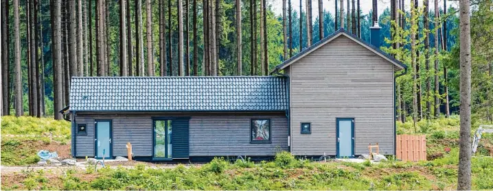  ?? Foto: Ralf Lienert ?? Die kleinen Ferienhäus­er im Center Park Allgäu, in denen ab Oktober die Gäste Urlaub machen können, sind modern ausgestatt­et – teils mit Kamin, Sauna und Küche samt Geschirrsp­üler.