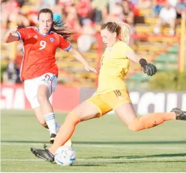  ?? PHOTOGRAPH COURTESY OF CARLOS PARRA/COMUNICACI­ONES FFCH ?? GOALKEEPER Olivia McDaniel (right) and the Filipinas relish their two-match stint in South America.