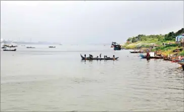  ?? HENG CHIVOAN ?? Fishing boats on the Mekong River in Phnom Penh in January of last year.