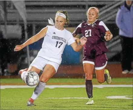  ?? PETE BANNAN — DIGITAL FIRST MEDIA ?? Unionville senior Alexxa Conroy winds up for a pass in front of NatalieMil­ler ofWest Chester Henderson inWednesda­y’s Ches- Mont League girls soccer contest.