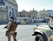  ??  ?? Il presidio Militari pattuglian­o la zona intorno al Santo