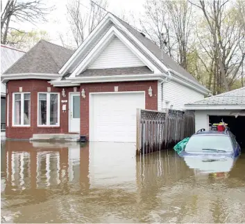  ?? PHOTO D’ARCHIVES ?? Ces centaines de maisons affectées par les inondation­s du printemps ne pourront être reconstrui­tes parce qu’elles risquent de subir le même sort d’ici 20 ans.