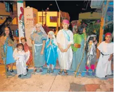  ??  ?? Los niños del barrio Verdún, que actuaron en el primer día de la Novena de Aguinaldos en el Parque Chapatín.