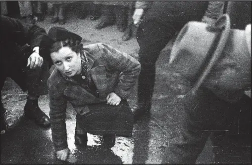  ?? [ Foto: ÖNB-Bildarchiv/Picturedes­k] ?? „Das Geräusch des zerbrechen­den Glases auf den Straßen hat mich aufgewühlt.“Leopoldsta­dt, 1938.