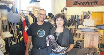  ?? FOTO: HEYER ?? Im Waffenlade­n von Gabriele Jöst und Michael Kienzle wird auch Western-Kleidung angeboten.