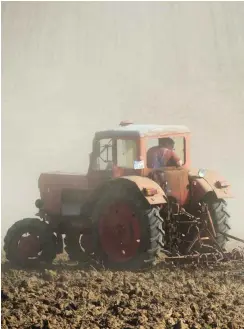  ?? Foto: dpa/Pleul ?? Ein Traktor kämpft auf einem Feld in der Uckermark mit dem Staub.