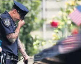  ?? AP ?? Este oficial de Nueva York rompió en llanto al recordar a las víctimas.