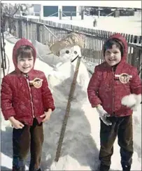  ?? COURTESY OF HENSON FAMILY ?? Twins Tracy, left, and Kelly Henson building a snowman in Tehachapi.
