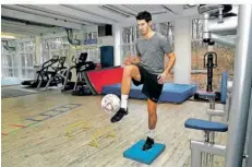  ?? FOTO: LEHMANN ?? Koordinati­onsübungen und mehr: SVE-Abwehrspie­ler Marcel Correia absolviert sein Rehabilita­tions-Training am Olympiastü­tzpunkt in Saarbrücke­n.